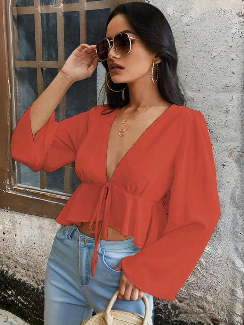 Blusa curta elegante e feminina com decote em V profundo e manga trombeta