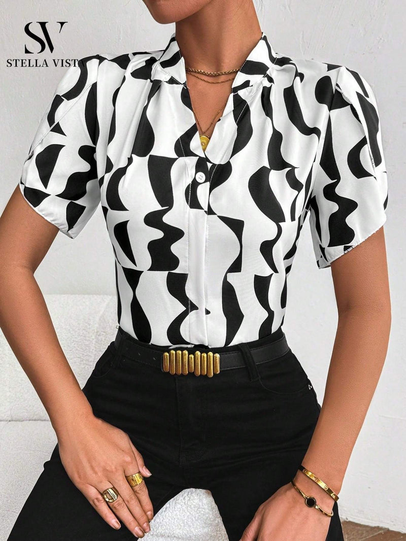 Camisa feminina elegante de manga curta com corrente metálica no decote e fechamento frontal com botões metálicos