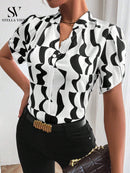 Camisa feminina elegante de manga curta com corrente metálica no decote e fechamento frontal com botões metálicos