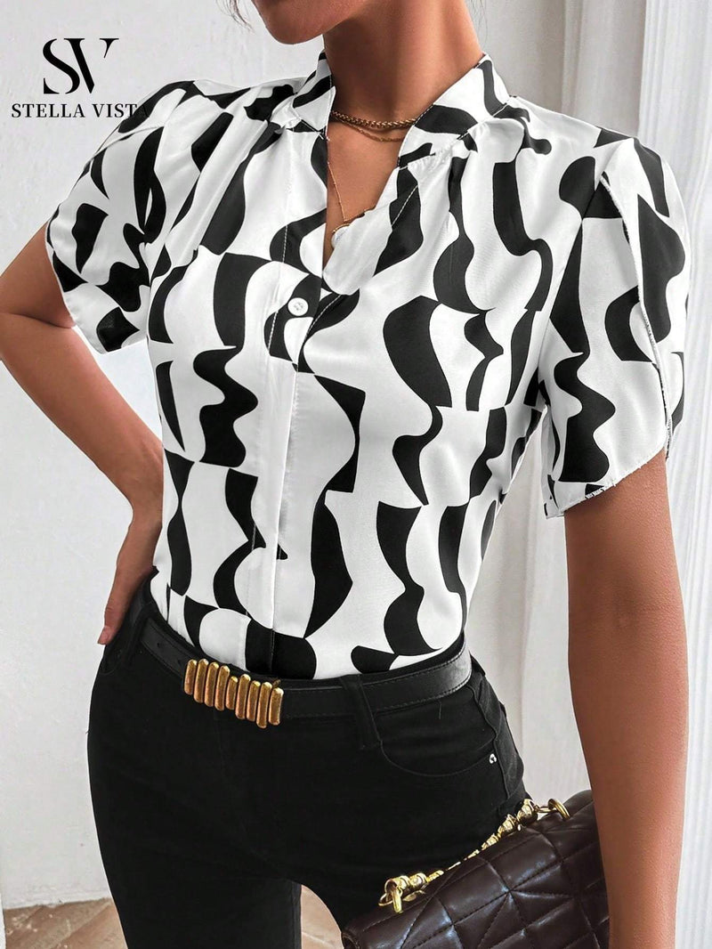 Camisa feminina elegante de manga curta com corrente metálica no decote e fechamento frontal com botões metálicos