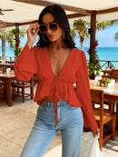 Blusa curta elegante e feminina com decote em V profundo e manga trombeta