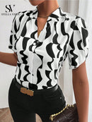 Camisa feminina elegante de manga curta com corrente metálica no decote e fechamento frontal com botões metálicos