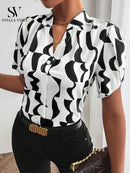 Camisa feminina elegante de manga curta com corrente metálica no decote e fechamento frontal com botões metálicos