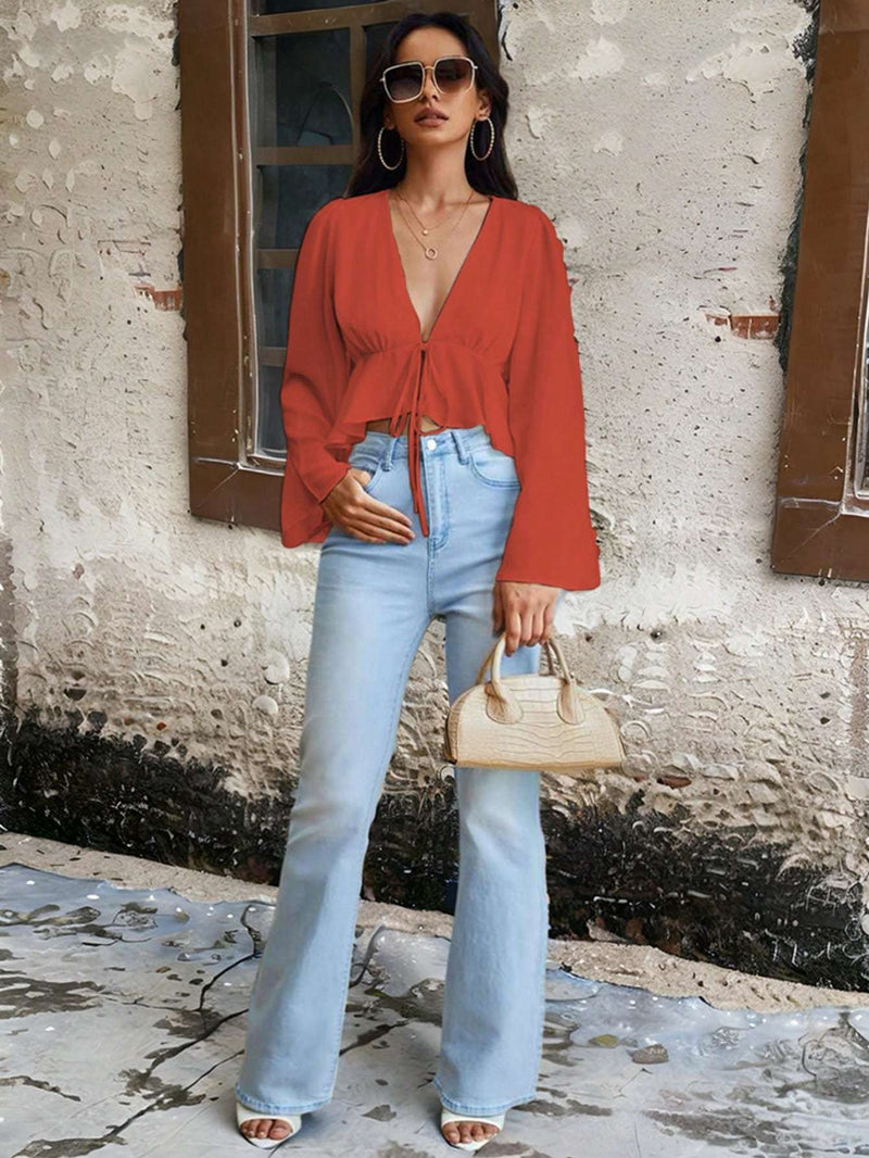 Blusa curta elegante e feminina com decote em V profundo e manga trombeta