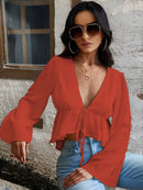 Blusa curta elegante e feminina com decote em V profundo e manga trombeta