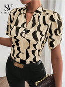 Camisa feminina elegante de manga curta com corrente metálica no decote e fechamento frontal com botões metálicos