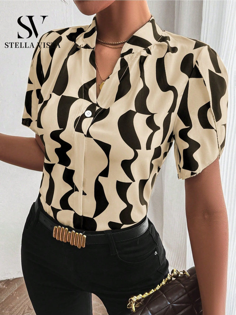 Camisa feminina elegante de manga curta com corrente metálica no decote e fechamento frontal com botões metálicos