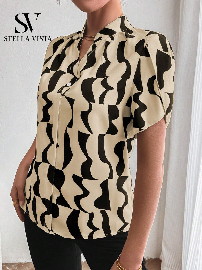 Camisa feminina elegante de manga curta com corrente metálica no decote e fechamento frontal com botões metálicos