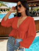 Blusa curta elegante e feminina com decote em V profundo e manga trombeta