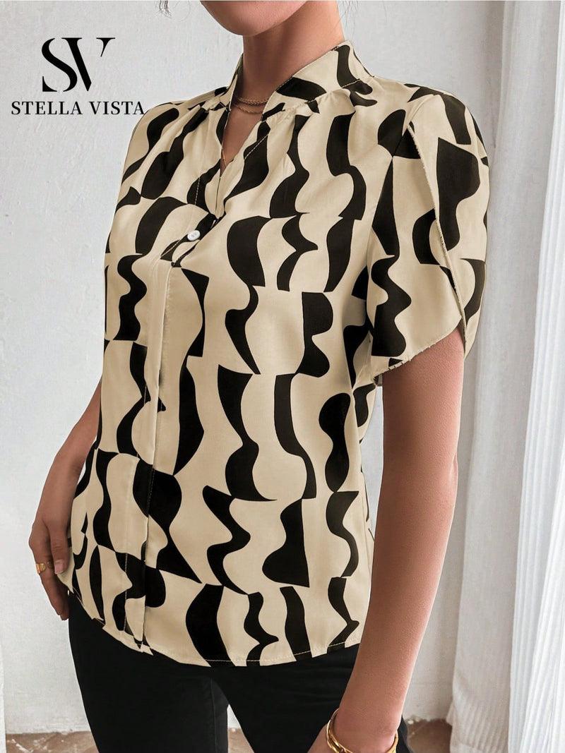 Camisa feminina elegante de manga curta com corrente metálica no decote e fechamento frontal com botões metálicos