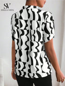 Camisa feminina elegante de manga curta com corrente metálica no decote e fechamento frontal com botões metálicos