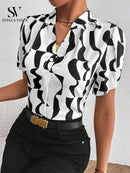 Camisa feminina elegante de manga curta com corrente metálica no decote e fechamento frontal com botões metálicos