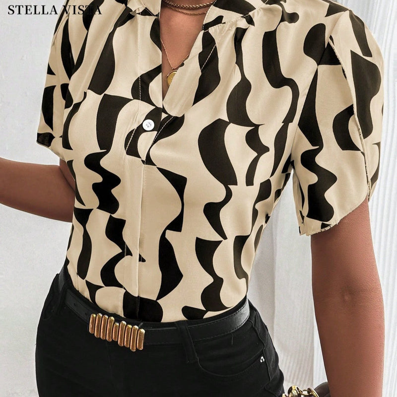 Camisa feminina elegante de manga curta com corrente metálica no decote e fechamento frontal com botões metálicos