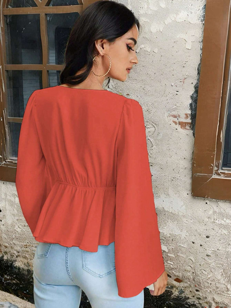 Blusa curta elegante e feminina com decote em V profundo e manga trombeta