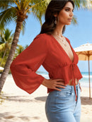 Blusa curta elegante e feminina com decote em V profundo e manga trombeta