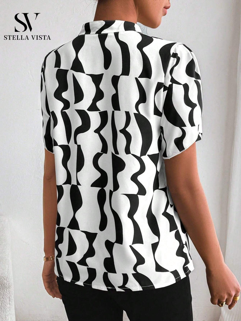 Camisa feminina elegante de manga curta com corrente metálica no decote e fechamento frontal com botões metálicos