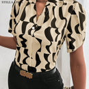 Camisa feminina elegante de manga curta com corrente metálica no decote e fechamento frontal com botões metálicos