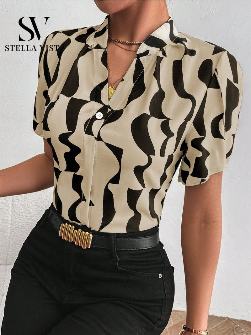 Camisa feminina elegante de manga curta com corrente metálica no decote e fechamento frontal com botões metálicos