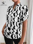 Camisa feminina elegante de manga curta com corrente metálica no decote e fechamento frontal com botões metálicos