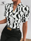 Camisa feminina elegante de manga curta com corrente metálica no decote e fechamento frontal com botões metálicos