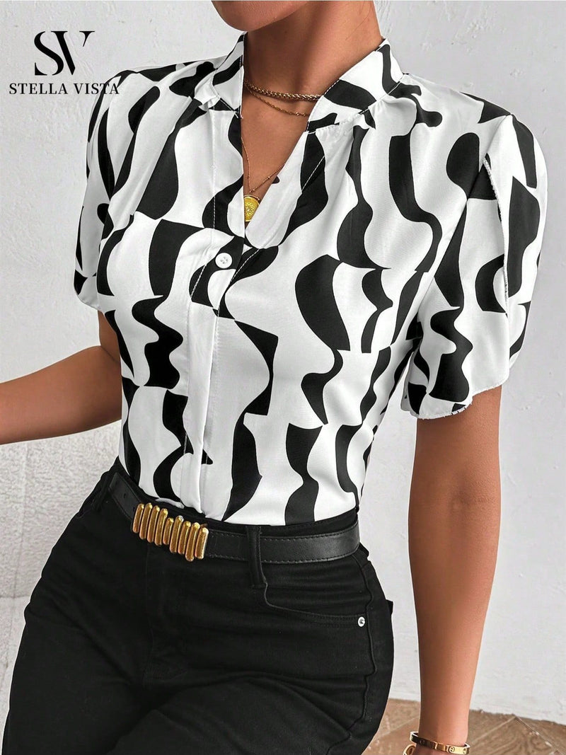 Camisa feminina elegante de manga curta com corrente metálica no decote e fechamento frontal com botões metálicos