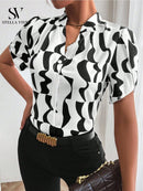 Camisa feminina elegante de manga curta com corrente metálica no decote e fechamento frontal com botões metálicos