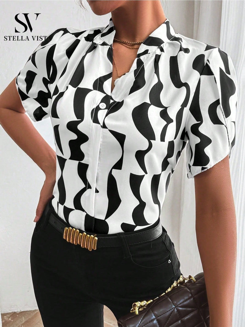 Camisa feminina elegante de manga curta com corrente metálica no decote e fechamento frontal com botões metálicos