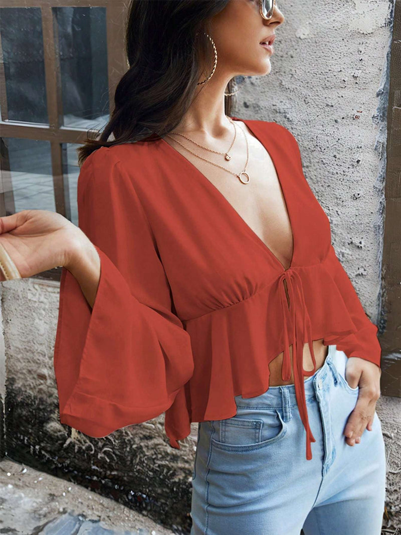 Blusa curta elegante e feminina com decote em V profundo e manga trombeta