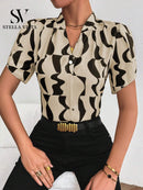 Camisa feminina elegante de manga curta com corrente metálica no decote e fechamento frontal com botões metálicos