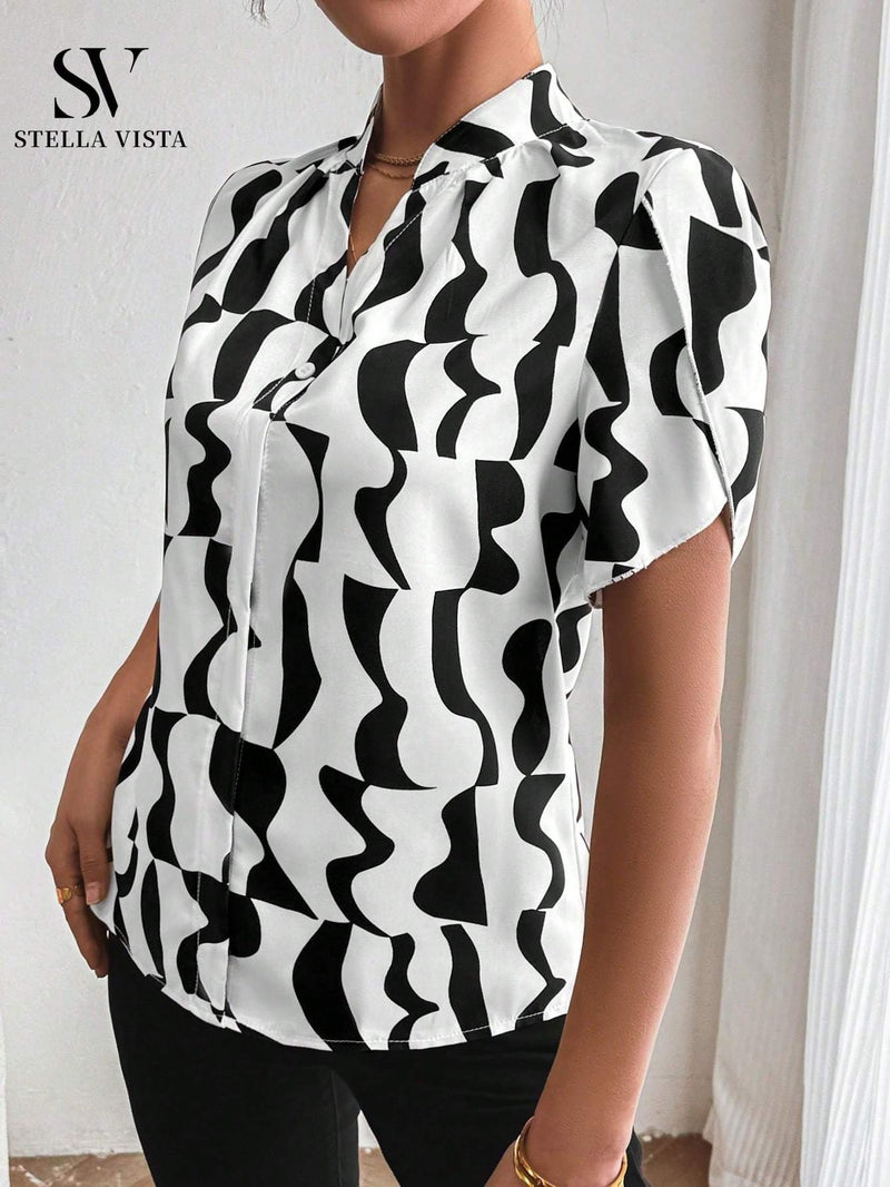 Camisa feminina elegante de manga curta com corrente metálica no decote e fechamento frontal com botões metálicos