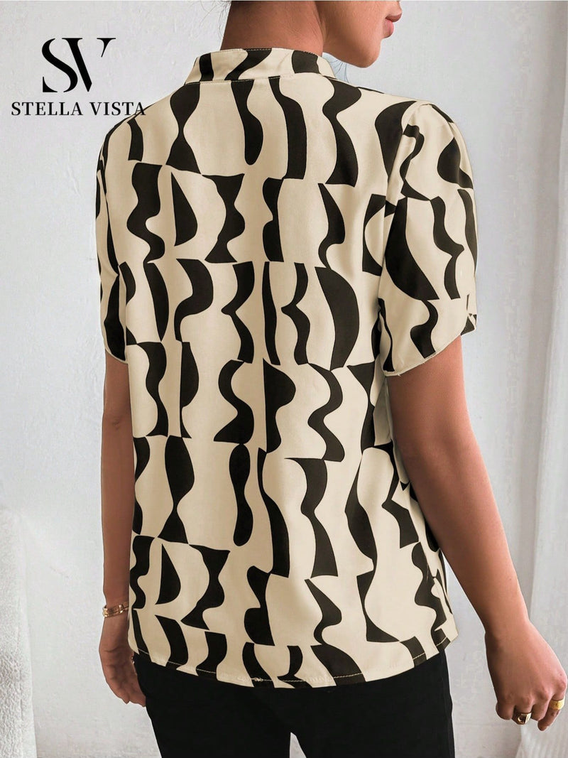 Camisa feminina elegante de manga curta com corrente metálica no decote e fechamento frontal com botões metálicos